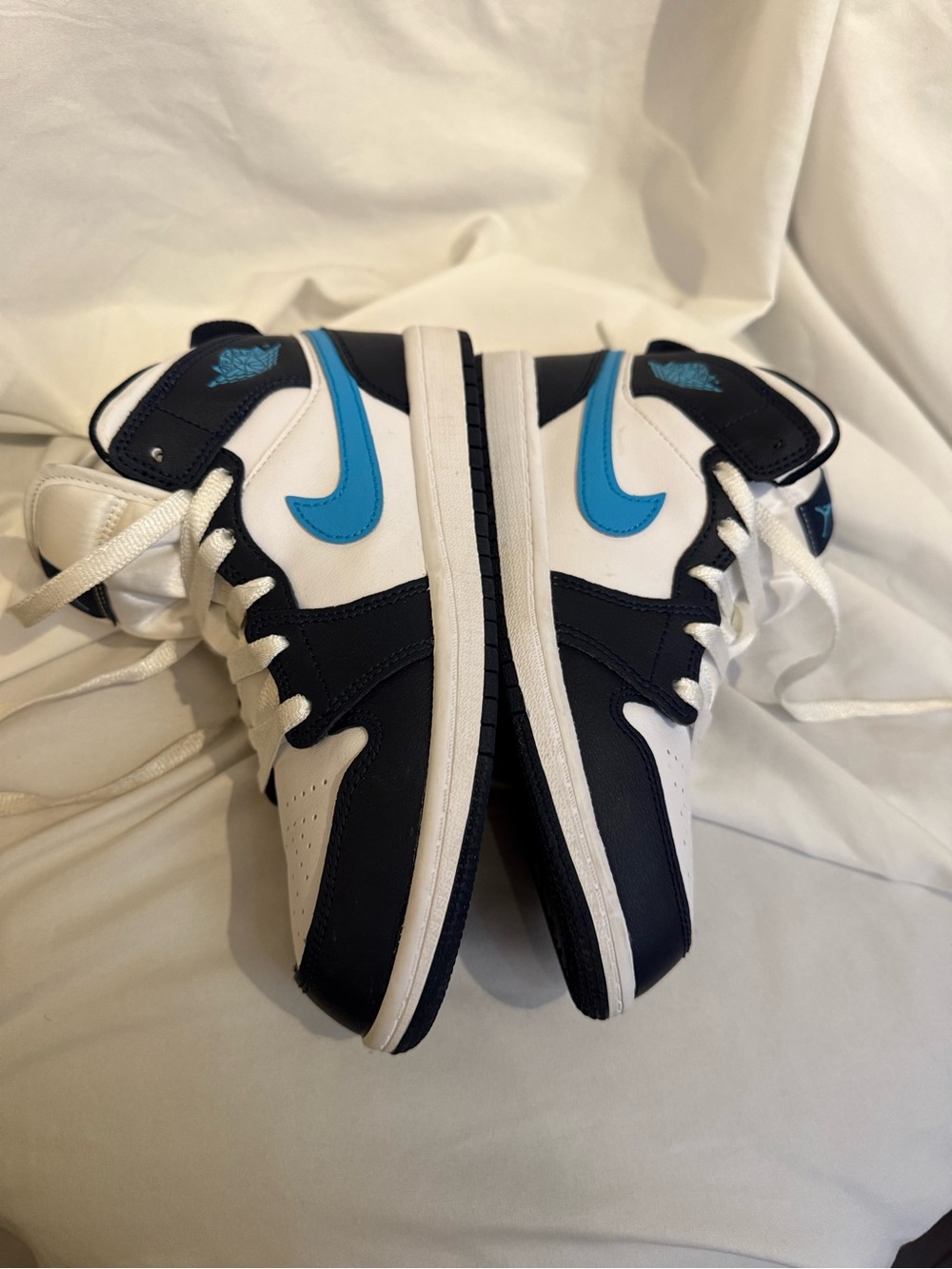 Jordan Kids Mid-Top Sneakers in White, Navy & Blue - Picture 7 of 10
